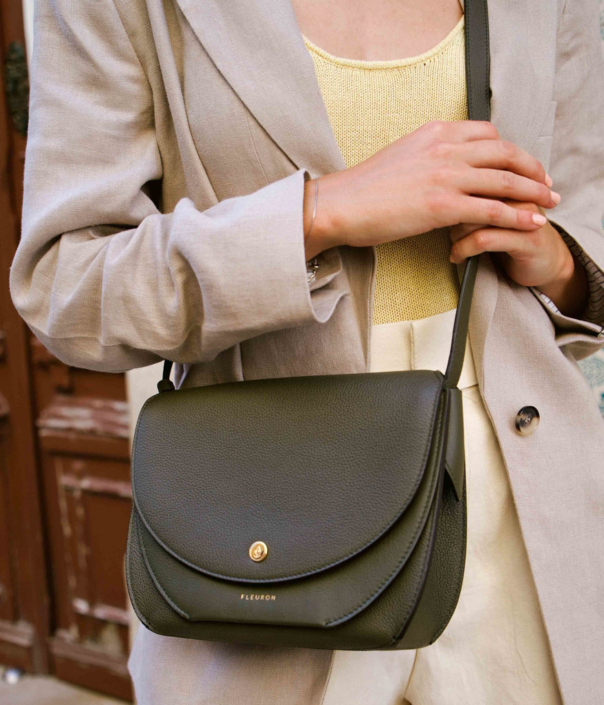 Sac bandoulière Magnolia en cuir veau vert olive porté par mannequin