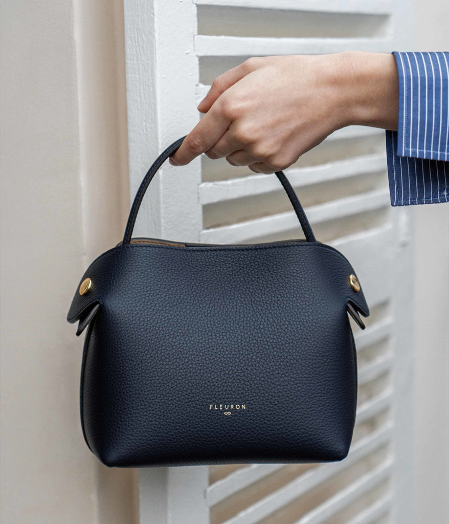 Sac à main Mini Swann bleu marine en cuir de veau à la lumière naturelle