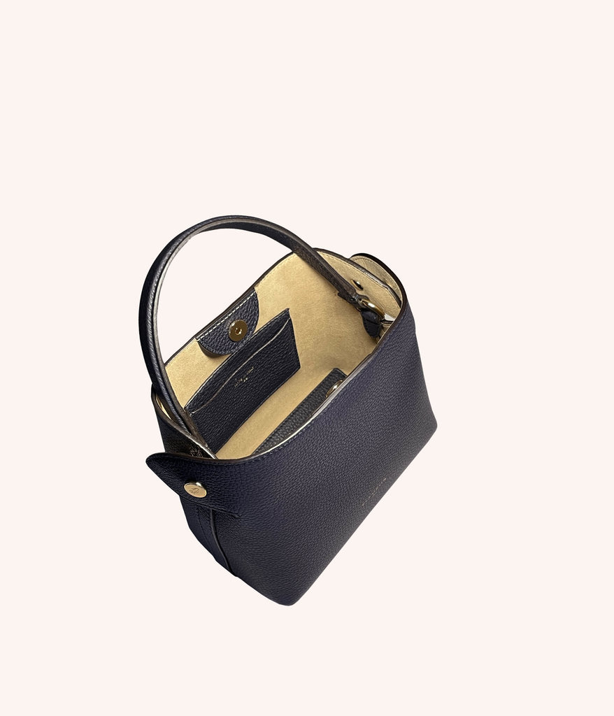 Vue de l'intérieur du sac à main Mini Swann bleu marine en cuir de veau